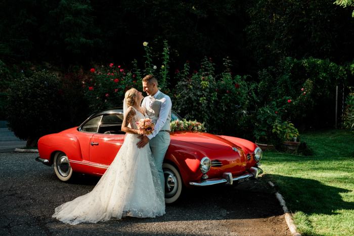 Brautpaar mit Oldtimer im Schlossgarten von Schloss Payersberg