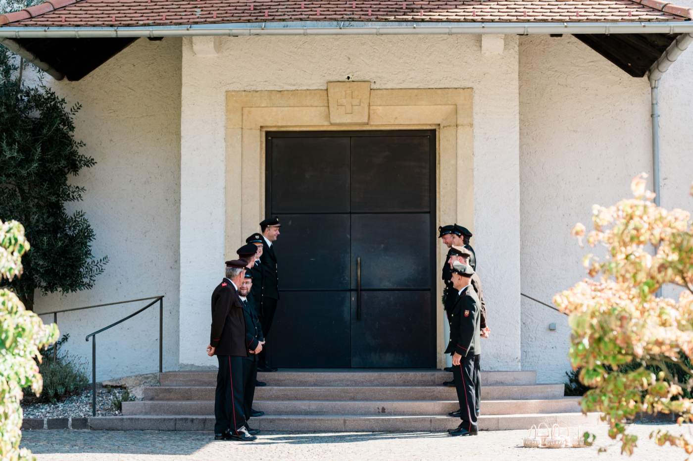 Spalier der Feuerwehr vor der Kirche nach einer Hochzeit in Südtirol