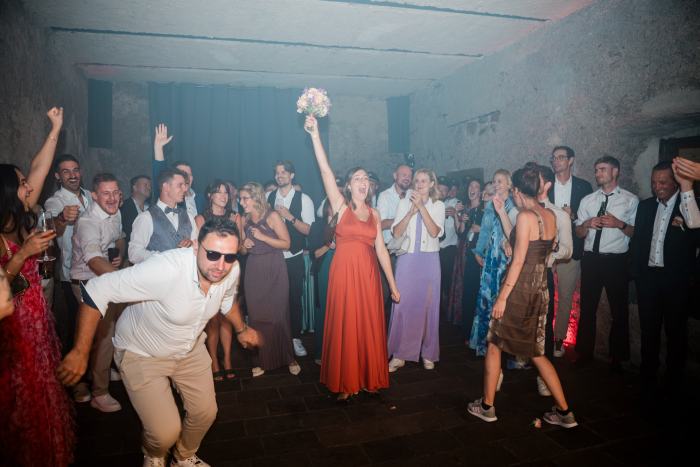 Brautstraußwurf bei der Hochzeit auf Schloss Payersberg