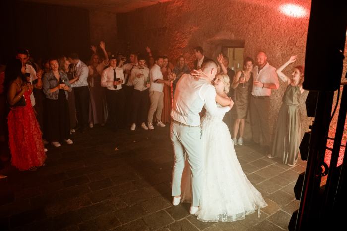 Hochzeitstanz im Partykeller von Schloss Payersberg