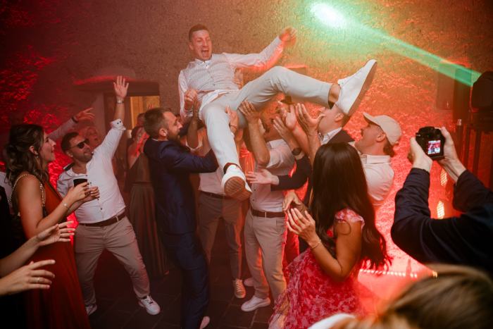 Der Bräutigam beim Crowdsurfen im Partykeller